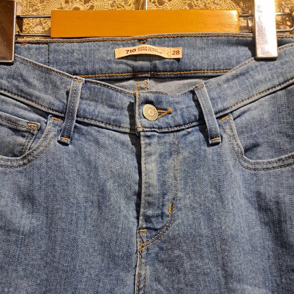 710 Levis - Super skinny, light denim color with a stretch - Picture 3 of 5